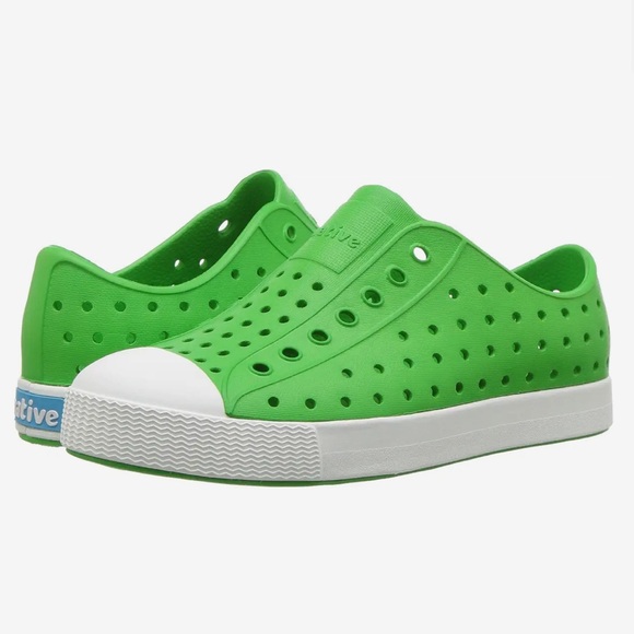 Kids Native Jefferson Grasshopper Green Slip On Waterproof Shoes Size J3 NEW - Picture 1 of 11
